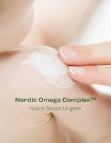 Close-up applicazione crema corpo baby bio Bubbly Bear con Nordic Omega Complex™ – nutre senza ungere la pelle del neonato