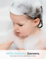 Bambino nel bagnetto con schiuma sui capelli – detergente baby bio 3 in 1 Bubbly Bear, non secca né irrita la pelle