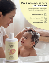 Mamma che lava i capelli al neonato con lo shampoo baby bio Bubbly Bear – pulisce con dolcezza rispettando la pelle ogni giorno