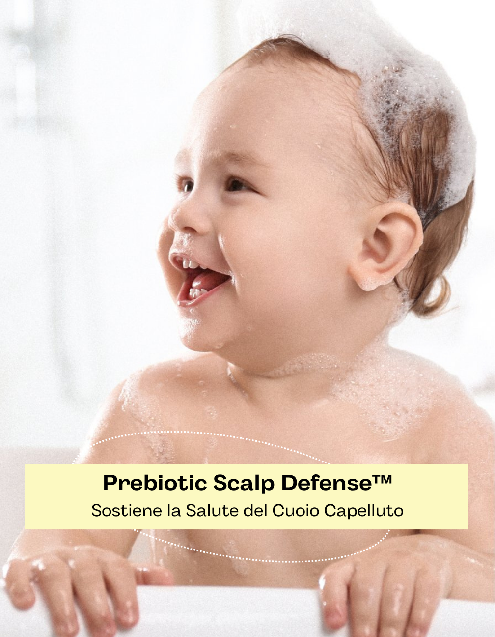Bambino sorridente nel bagnetto con shampoo baby bio Bubbly Bear – Prebiotic Scalp Defense™ sostiene la salute del cuoio capelluto